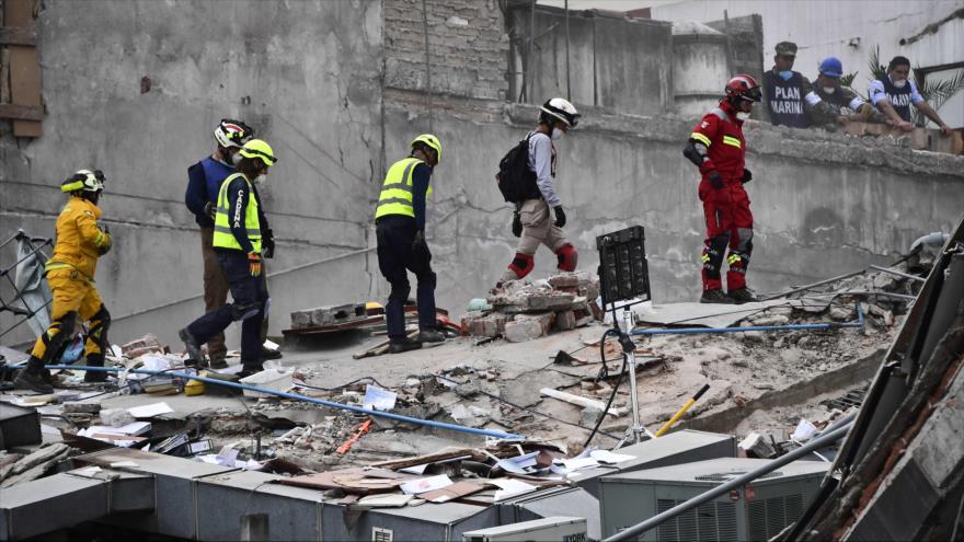 Los rescatistas buscan sobrevivientes entre los escombros de un edificio aplanado por el terremoto en la Ciudad de México, 20 de septiembre de 2017.