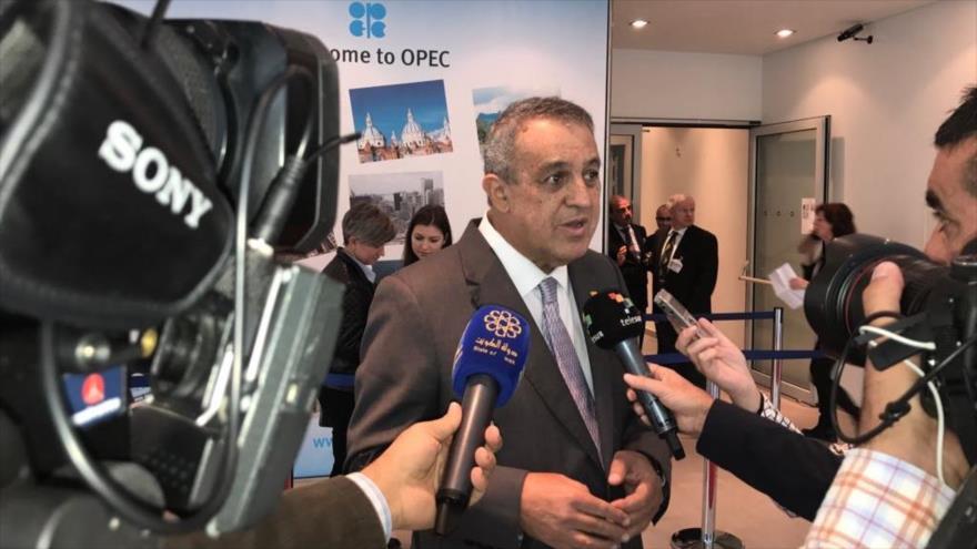 El ministro venezolano del Petróleo, Eulogio Del Pino, habla con reporteros al margen de la reunión de la OPEP en Viena (Austria), 22 de septiembre de 2017. 