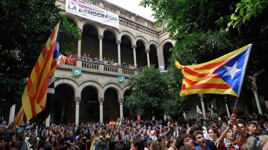 Estudiantes ocupan Universidad de Barcelona en apoyo al 1-O