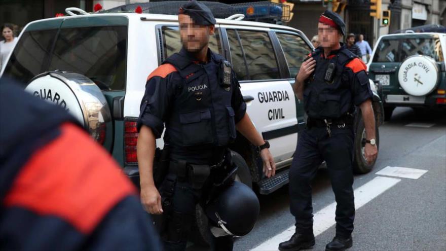 Mossos de Escuadra (Policía regional catalana) escoltan vehículos de la Guardia Civil en Barcelona, Cataluña.