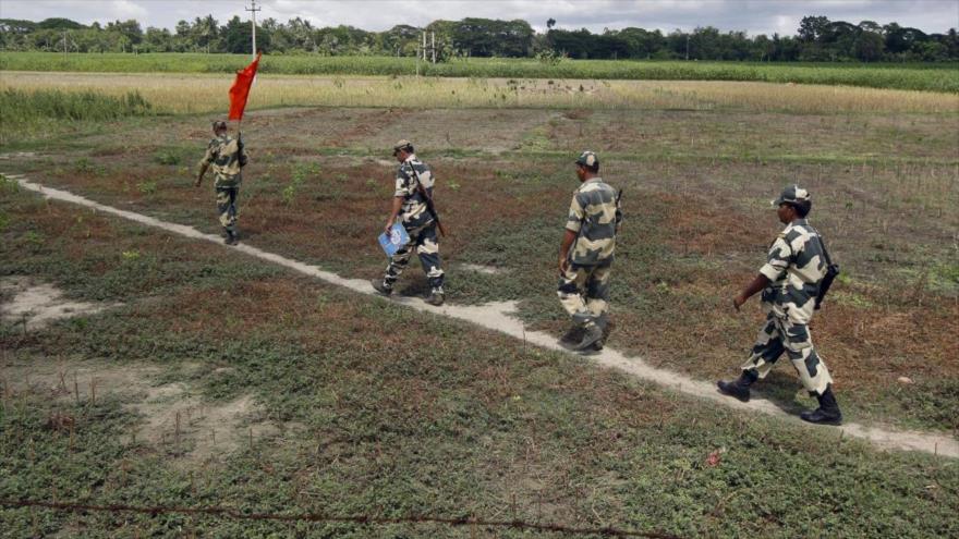 La Fuerza de Seguridad Fronteriza (BSF, por sus siglas en inglés) de La India atraviesa la frontera abierta con Bangladés.
