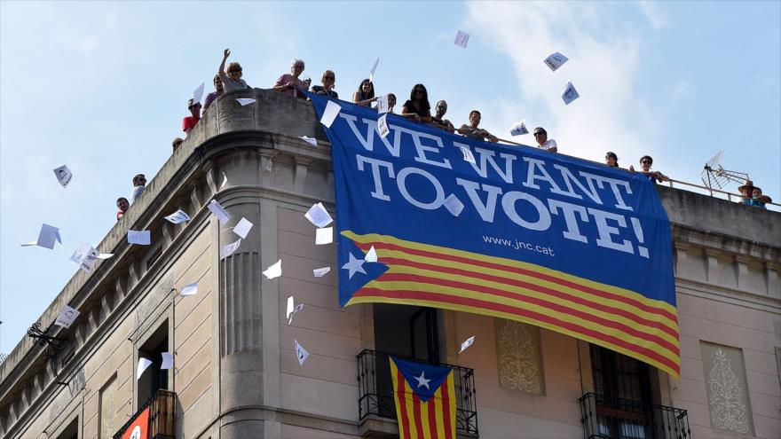 Un grupo de personas protesta a favor del referéndum independentista catalán desde un edificio en Barcelona, 23 de septiembre de 2017.