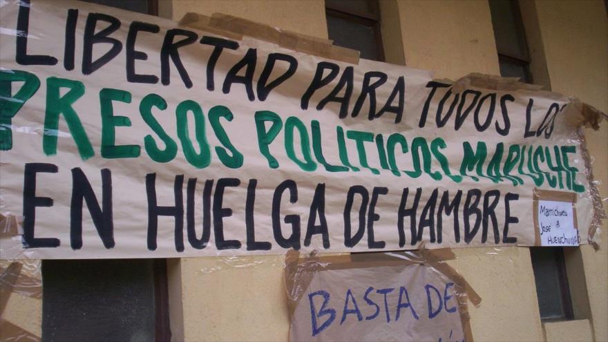 Un cartel donde se pide la libertad de los presos mapuche en huelga de hambre.