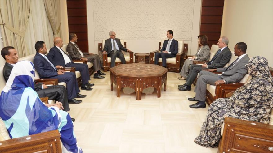 El presidente de Siria, Bashar al-Asad, se reúne con una delegación de diputados mauritanos en Damasco, 23 de septiembre de 2017.