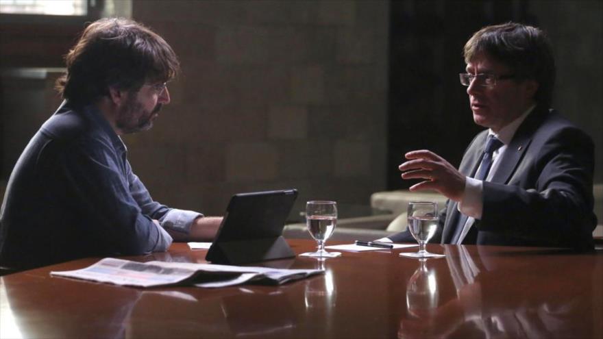 El presidente de la Generalitat de Cataluña, Carles Puigdemont (drcha), durante una entrevista con la cadena española La Sexta, 24 de septiembre de 2017.
