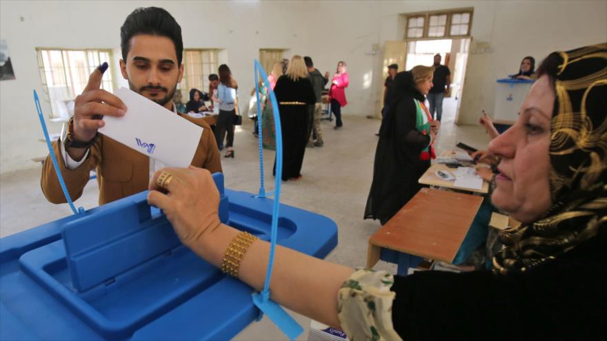 Un ciudadano kurdo iraquí ejerce su derecho a voto en el referéndum separatista de la región del Kurdistán, 25 de septiembre de 2017.