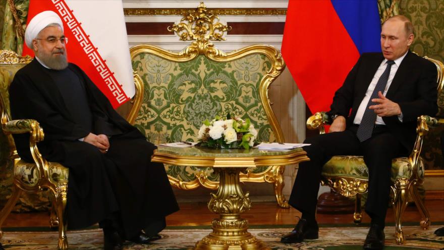 El presidente de Irán, Hasan Rohani (izda.), se reúne con su homólogo ruso, Vladimir Putin, en Moscú, capital rusa, 28 de marzo de 2017.