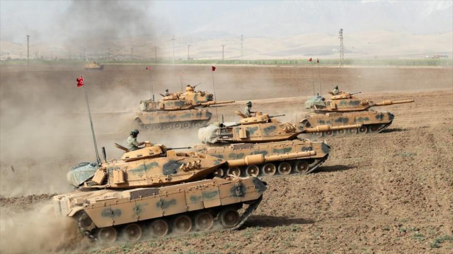 Tanques del Ejército turco realizan un ejercicio militar cerca de la frontera turco-iraquí en Silopi (Turquía), 25 de septiembre de 2017.