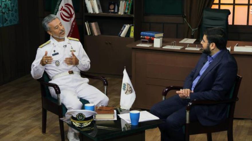 Comandante de la Fuerza Naval del Ejército iraní, el contralmirante Habibolá Sayari (izda.), en una entrevista televisiva, 25 de septiembre de 2017.