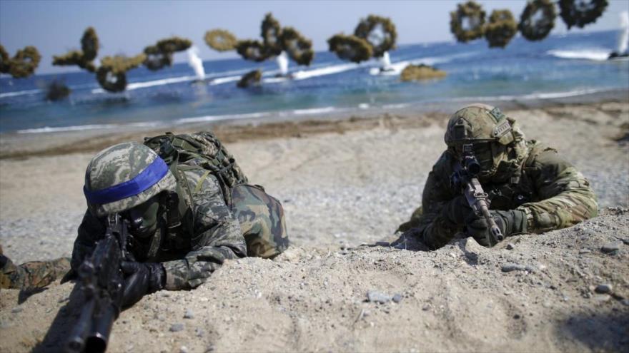 Un soldado surcoreano y un marine estadounidense en un ejercicio militar conjunto en Pohang, Corea del Sur, 12 de marzo de 2016.