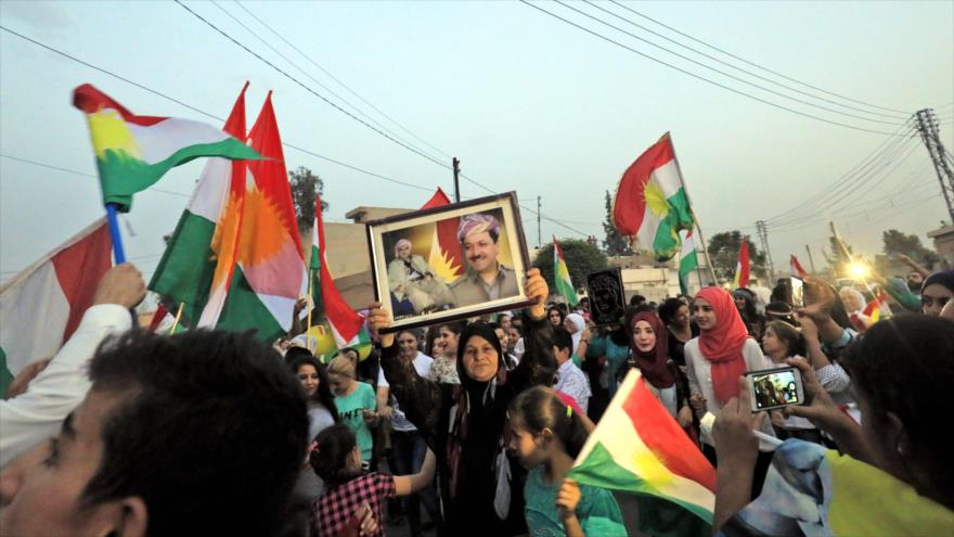 Kurdos sirios partidarios del presidente de la región autónoma del Kurdistán iraquí, Masud Barzani, apoyan su referéndum, 26 de septiembre de 2017.