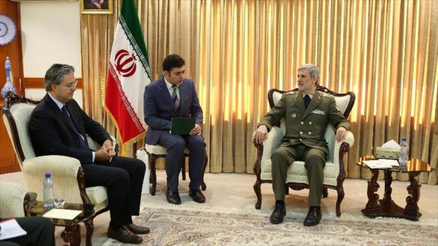 El ministro de Defensa iraní, Amir Hatami (dcha.) se reúne con el embajador turco en Teherán, Reza Hakan Tekin, 26 de septiembre de 2017.