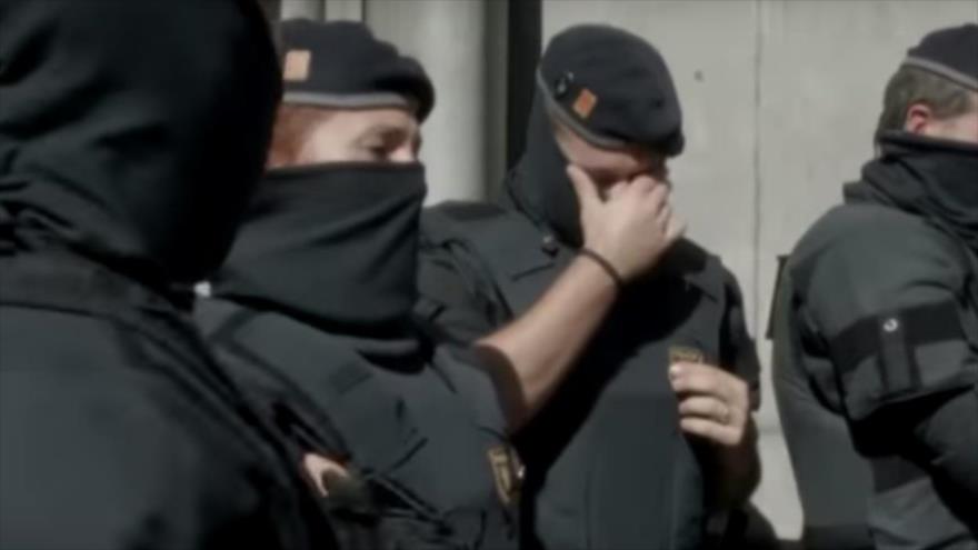 Vídeo: Policía se rompe a llorar ante independentistas catalanes
