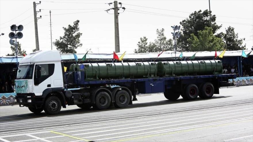 Un camión militar iraní lleva un sistema de misiles de defensa aérea Bavar-373 durante el desfile del Día del Ejército en Teherán, 18 de abril de 2015.