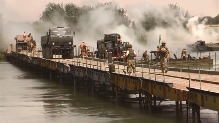 Militares rusos levantan puente sobre el río Éufrates en Siria
