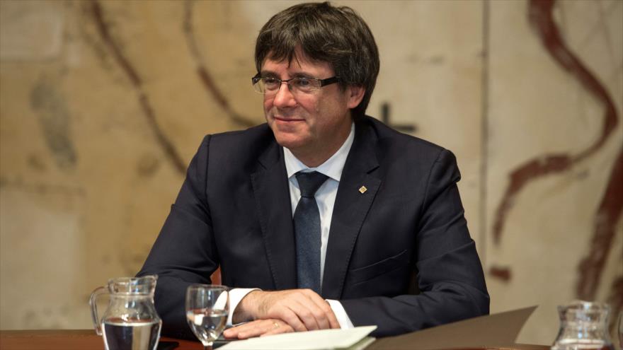 El presidente de la Generalitat, Carles Puigdemont, en una reunión con funcionarios catalanes, 26 de septiembre de 2017.