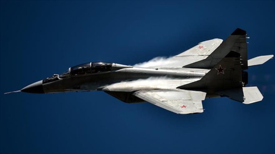 Un caza ruso MiG-29, atacando objetivos en tierra.
