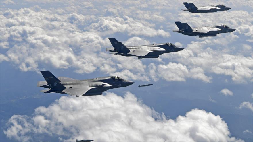 Aviones de combate F-35 de las Fuerzas Aéreas de EEUU realizan maniobras a las afueras de Seúl, la capital de Corea del Sur, 18 de septiembre de 2017.