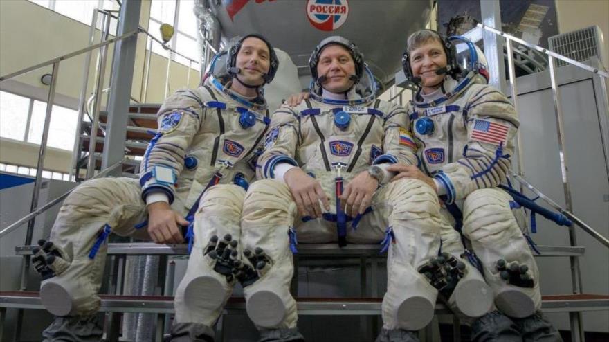 Los astronautas Thomas Pesquet (de Francia), el comandante Olega Novitski (de Rusia) y Peggy Whitson (de EEUU).