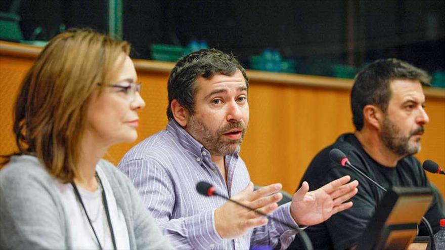 El vicepresidente de la comisión de Asuntos Exteriores de la Eurocámara, Javier Couso (centro), habla durante una sesión en el Parlamento Europeo.