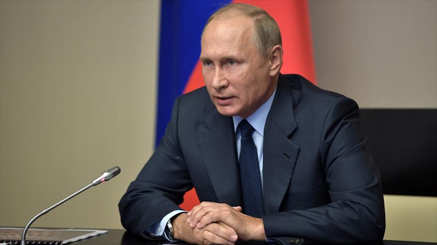 El presidente ruso, Vladimir Putin, en una videoconferencia en la residencia del estado de Novo-Ogaryovo, fuera de Moscú, 27 de septiembre de 2017. 