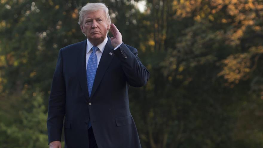 El presidente de EE.UU., Donald Trump, camina en la Casa Blanca, Washington, 27 de septiembre de 2017.
