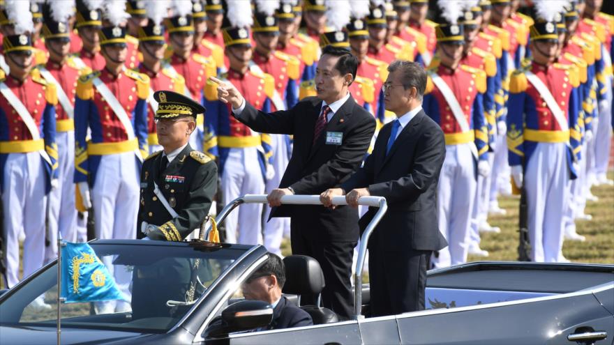 El presidente surcoreano, Moon Jae-In (dcha.), pasa revista a las tropas durante una ceremonia en Pyeongtaek, 28 de septiembre de 2017.