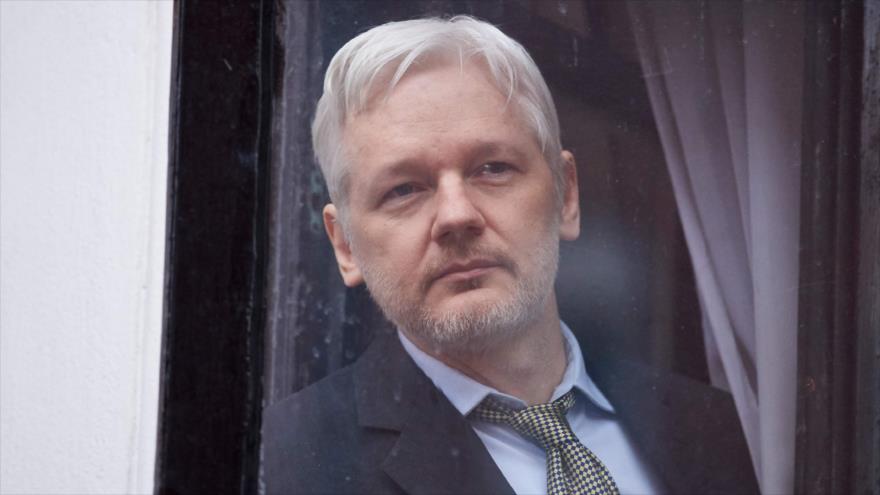 El fundador de Wikileaks, Julian Assange, mira por una ventana en la embajada de Ecuador en Londres, capital británica, 5 de febrero de 2016.
