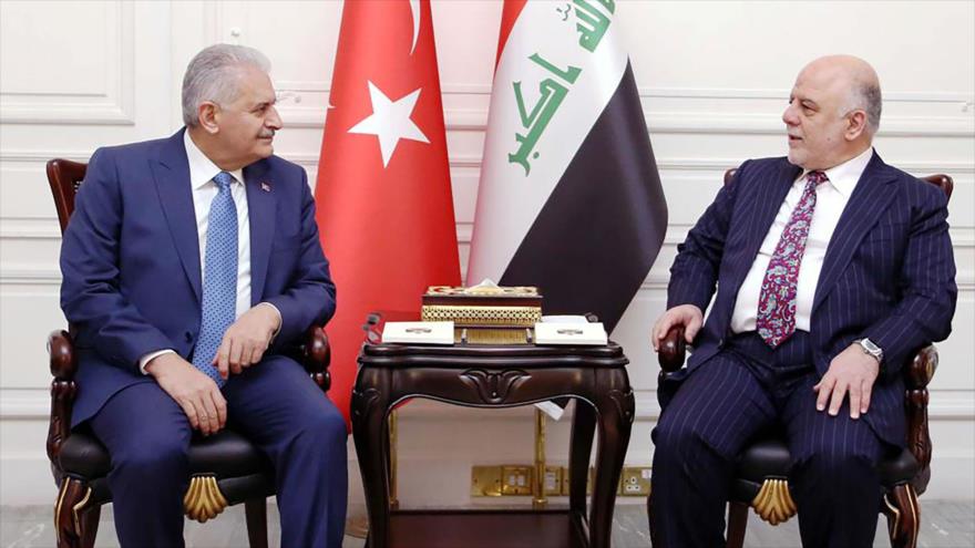 El primer ministro iraquí, Haidar al-Abadi (dcha.) y su homólogo turco, Binali Yildirim, se reúnen en Bagdad, capital de Irak, 7 de enero de 2017.