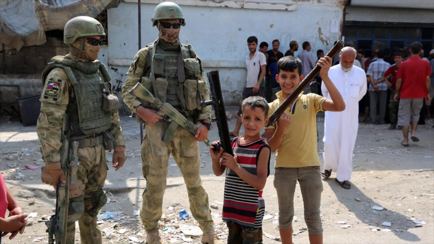 Soldados rusos en el centro de la ciudad de Deir Ezzor, este de Siria, 15 de septiembre de 2017.