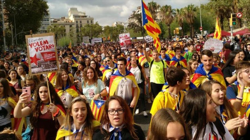 Miles de estudiantes marchan en Barcelona a favor del referéndum