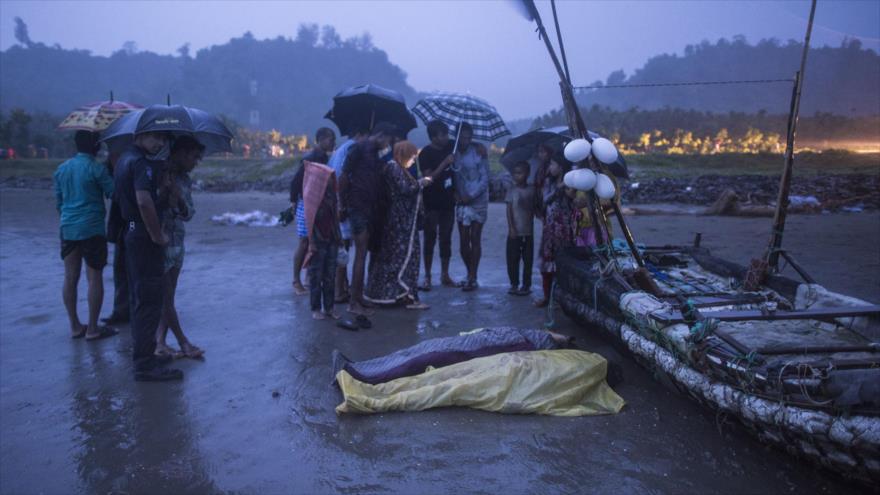 Cuerpos sin vida de refugiados musulmanes rohingyas en la costa de playa Inani, cerca del distrito bangladesí de Cox Bazar, 28 de septiembre de 2017.