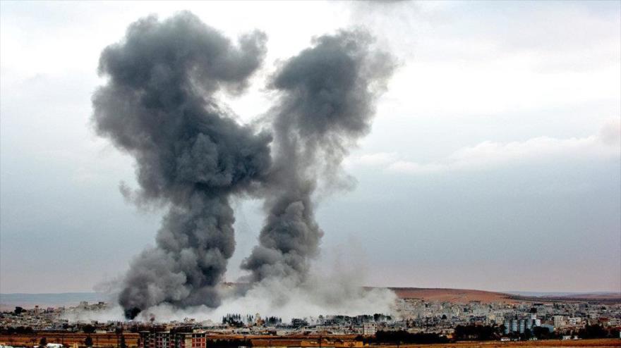 Columna de humo tras el bombardeo de la coalición anti-EIIL contra ciudad siria de Kobani.