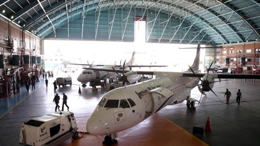 Dos aviones ATR 72-600 aterrizan en el aeropuerto nacional de Mehrabad, en Teherán, 28 de septiembre de 2017.