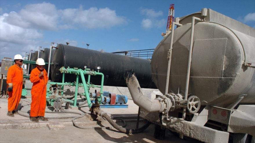 Obreros trabajan en Puerto Escondido, una de las plantas de la empresa estatal Cuba Petróleos (Cupet), en La Habana (capital).