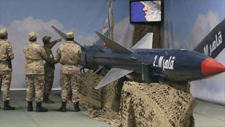 Un misil balístico de alcance medio llamado Qaher M-2, fabricado por las fuerzas yemeníes.