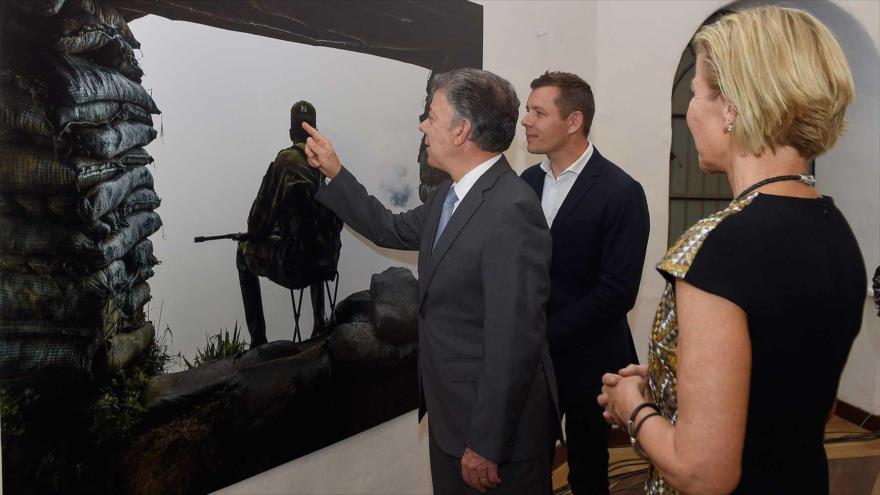 Presidente colombiano, Juan Manuel Santos (centro), en una exposición en el Museo Nacional de Colombia en Bogotá (capital), 28 de septiembre de 2017.