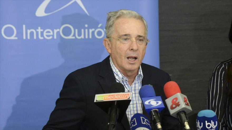 El expresidente colombiano, Álvaro Uribe, habla durante una conferencia de prensa, 21 de febrero de 2017.