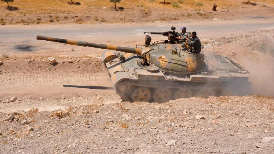Tanque de fuerzas gubernamentales sirias cerca de la ciudad de Al-Salamiyah, a unos 33 kilómetros al sureste de Hama, 19 de agosto de 2017.