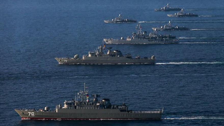 La flota iraní durante una maniobra naval, bautizada ‘Velayat 94’, en el estrecho de Ormuz y mar de Omán, enero de 2016.