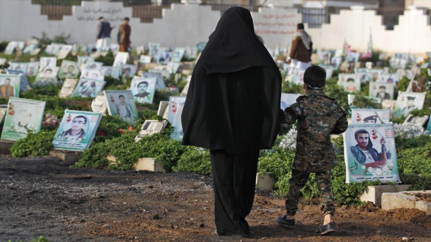 Un niño y su madre en un cementerio en Saná, la capital yemení, 1 de septiembre de 2017.