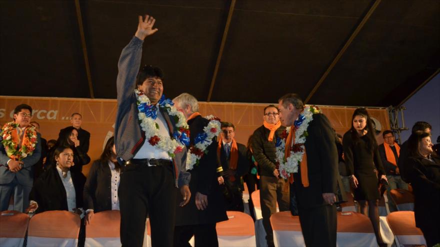 El presidente de Bolivia, Evo Morales, hace un gesto de saludo durante un acto público, La Paz, 29 de septiembre de 2017.