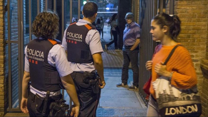 Policías catalanes inspeccionan un colegio en Barcelona para impedir el referéndum independentista, 29 de septiembre de 2017.