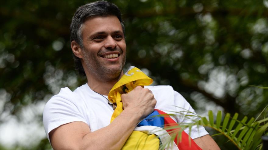 El líder opositor Leopoldo López, abraza la bandera venezolana, Caracas, 8 de julio de 2017.