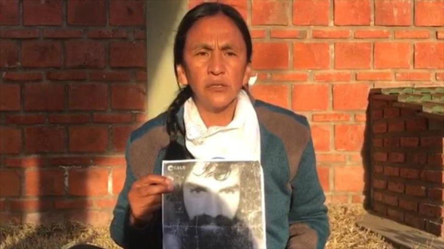 La líder del movimiento Túpac Amaru, Milagro Sala, sostiene un póster con la fotografía de Santiago Maldonado, activista desaparecido, Jujuy, Argentina, 3 de septiembre de 2017.