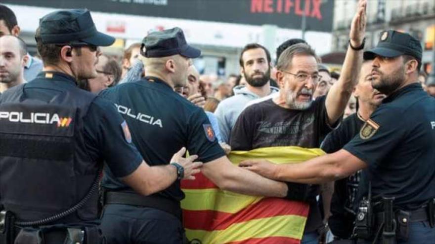 Manifestantes pro independencia de Cataluña, chocan con la policía.