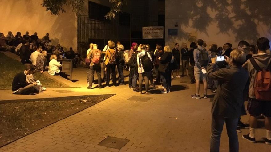 Catalanes desafían a la Policía, forman filas en centros de votos