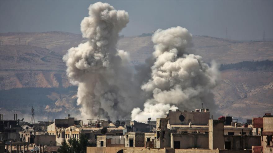 Columna de humo provocada por un ataque aéreo cerca de la capital siria, Damasco, 29 de septiembre de 2017.