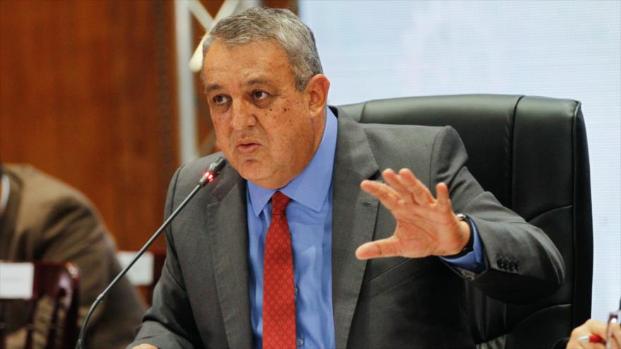 El ministro de Petróleo venezolano, Eulogio Del Pino, habla en una rueda de prensa en Caracas, la capital.
