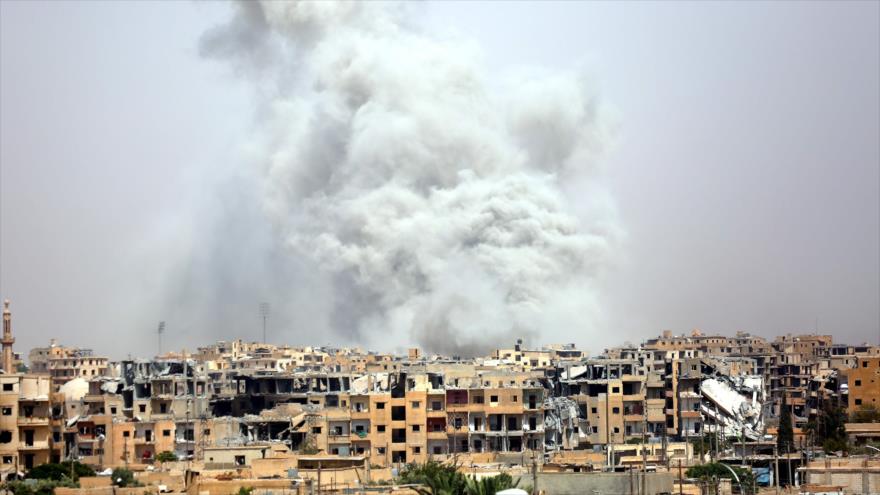 Una humareda se alza tras un ataque aéreo de la coalición, liderada por EE.UU., en la ciudad de Al-Raqa, en el norte de Siria, 28 de julio de 2017.
